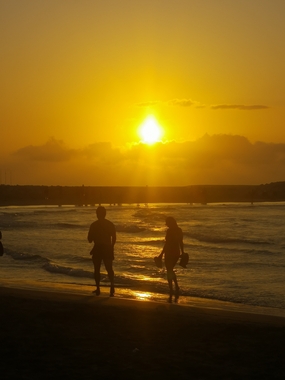 海边黄昏落日情侣剪影图片